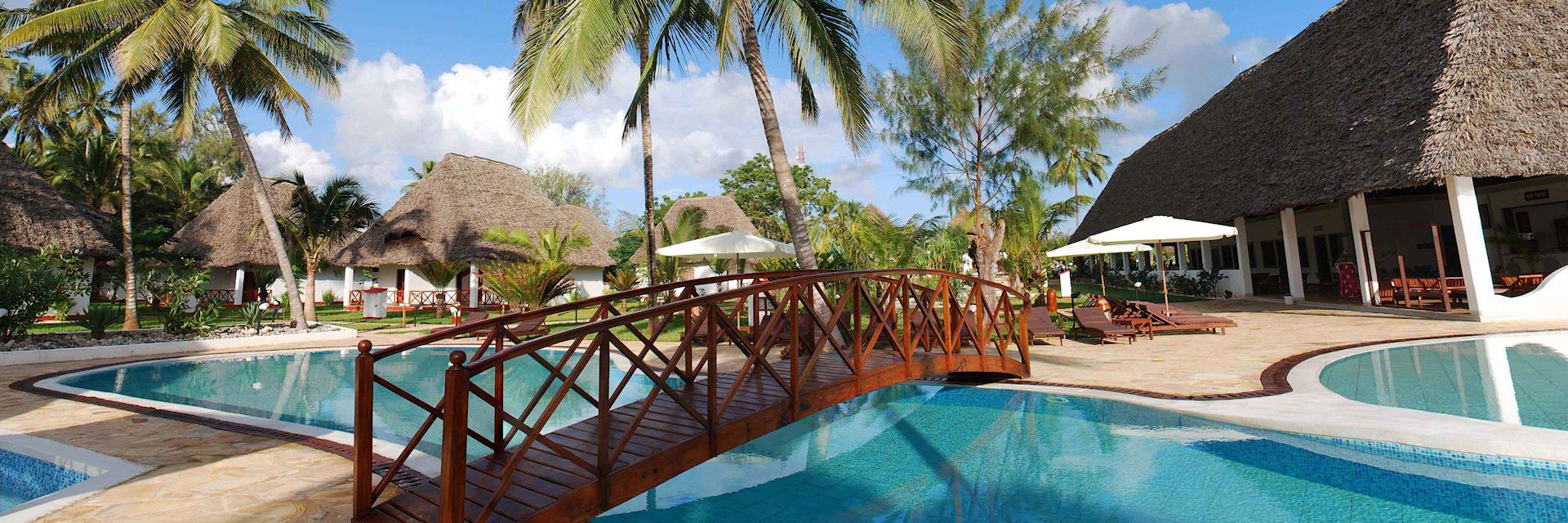 Jaz Adonia Beach Resort ligt aan 400 meter privé strand aan de oostkust van Zanzibar Jaz Adonia Beach Resort ligt aan 400 meter privé strand aan de oostkust van Zanzibar