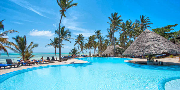 Karafuu Beach Resort & Spa accommodatie poolbar met kinderbad, Zanzibar in Tanzania Karafuu Beach Resort & Spa accommodatie poolbar met kinderbad, Zanzibar in Tanzania