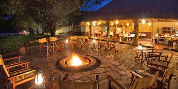 Karen Blixen Camp restaurant met buitenterras, Masai Mara in Kenia Karen Blixen Camp restaurant met buitenterras, Masai Mara in Kenia