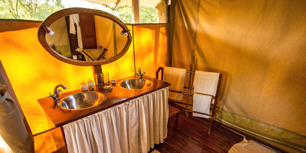 Karen Blixen Camp badkamer, Masai Mara in Kenia Karen Blixen Camp badkamer, Masai Mara in Kenia