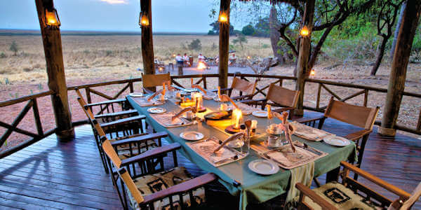 Katavi Wildlife Camp restaurant en kampvuur, Katavi Nationaal Park in Tanzania Katavi Wildlife Camp restaurant en kampvuur, Katavi Nationaal Park in Tanzania