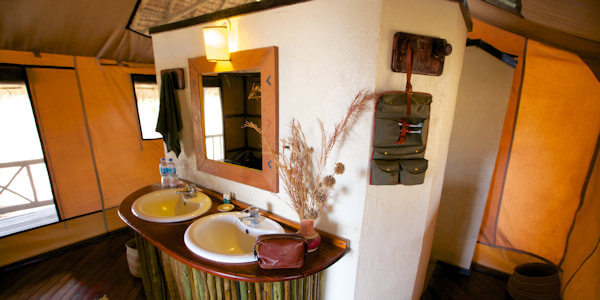 Katavi Wildlife Camp interieur badkamer, Katavi Nationaal Park in Tanzania Katavi Wildlife Camp interieur badkamer, Katavi Nationaal Park in Tanzania