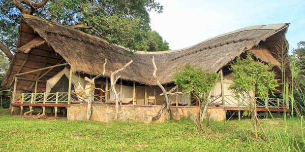 Katavi Wildlife Camp accommodatie exterieur familietent, Katavi Nationaal Park in Tanzania Katavi Wildlife Camp accommodatie exterieur familietent, Katavi Nationaal Park in Tanzania