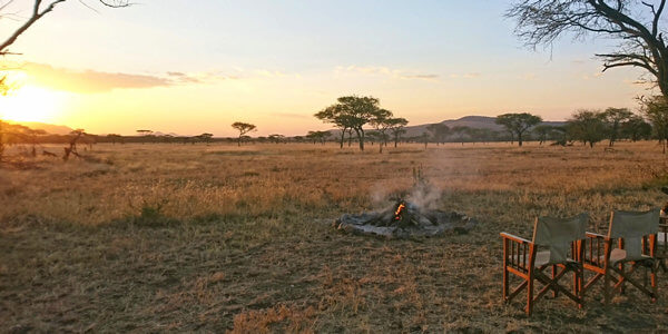 Kati Kati Tented Camp kampvuur bij zonsondergang, Serengeti Nationaal Park in Tanzania Kati Kati Tented Camp kampvuur bij zonsondergang, Serengeti Nationaal Park in Tanzania