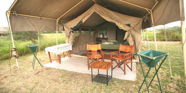 Kati Kati Tented Camp accommodatie aangezicht standaartent, Serengeti Nationaal Park in Tanzania Kati Kati Tented Camp accommodatie aangezicht standaartent, Serengeti Nationaal Park in Tanzania