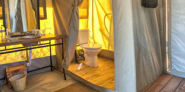 Kati Kati Tented Camp interieur badkamer, Serengeti Nationaal Park in Tanzania Kati Kati Tented Camp interieur badkamer, Serengeti Nationaal Park in Tanzania