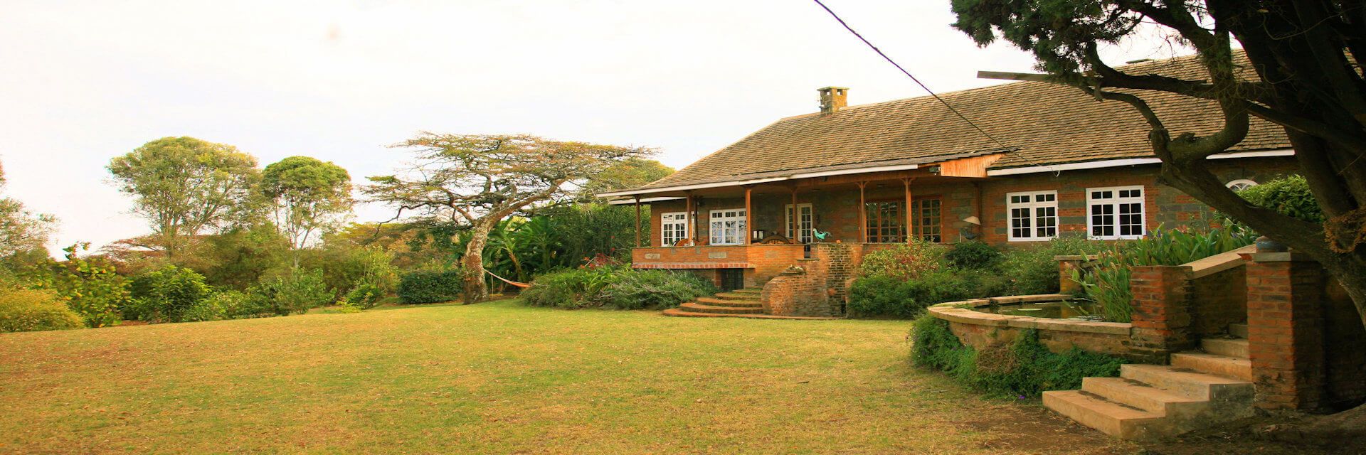 Kembu Cottages is omgeven door een mooie inheemse tuin waar de maaltijden in de farmhouse geserveerd worden. Kembu Cottages is omgeven door een mooie inheemse tuin waar de maaltijden in de farmhouse geserveerd worden.