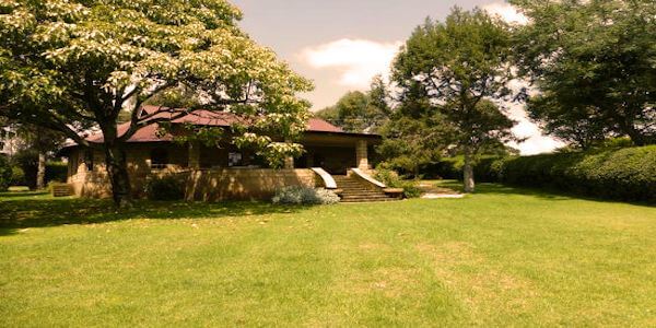 De Kenana cottage geschikt voor een gezin met kinderen op basis van self-catering of volpension. Kembu Cottages de kenana cottage geschikt voor een gezin met kinderen op basis van self-catering of volpension. Nakuru Nationaal Park in Kenia