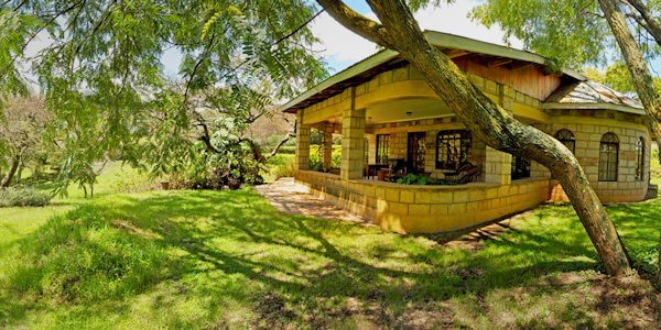 Kenana cottage heeft een grote kamer met twee gescheiden slaapkamers. Kenana cottage heeft een grote kamer met twee gescheiden slaapkamers.