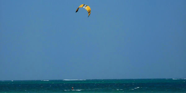 Kitesurfen in de warme Indische Oceaan vanaf een breed open strand Kitesurfen in de warme Indische Oceaan vanaf een breed open strand
