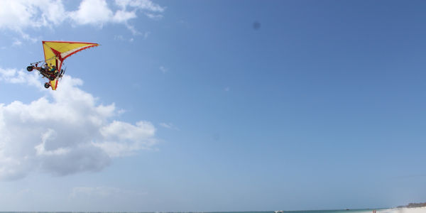 Een microlight is de ultieme ervaring als u de wereld vanuit een geweldig nieuw perspectief wilt zien. Een microlight is de ultieme ervaring als u de wereld vanuit een geweldig nieuw perspectief wilt zien.