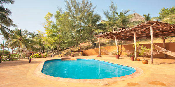 Kichanga Lodge accommodatie zwembad met ligstoelen, Zanzibar in Tanzania Kichanga Lodge accommodatie zwembad met ligstoelen, Zanzibar in Tanzania