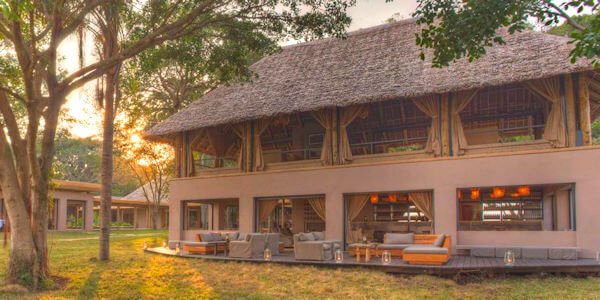 Kichwa Tembo Tented Camp uniek restaurant met grote lounge op de 1e verdieping. Kichwa Tembo Tented Camp uniek restaurant met grote lounge op de 1e verdieping.