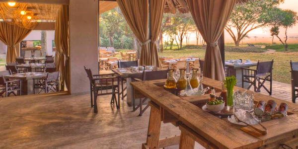 Gastronomische maaltijden worden verzorgd in het uniek gelegen restaurant in het Kichwa Tembo Tented Camp. Gastronomische maaltijden worden verzorgd in het uniek gelegen restaurant in het Kichwa Tembo Tented Camp.