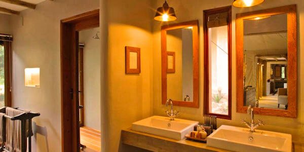 De en-suite badkamer met een fabuleus uitzicht op de Masai Mara in Kichwa Tembo Tented Camp. De en-suite badkamer met een fabuleus uitzicht op de Masai Mara in Kichwa Tembo Tented Camp.