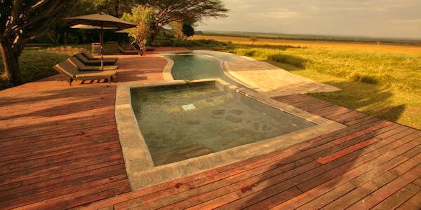Vanuit het zwembad in Kichwa Tembo Tented Camp een mooi vergezicht over de Musiara savanne vlaktes van de Masai Mara. Vanuit het zwembad in Kichwa Tembo Tented Camp een mooi vergezicht over de Musiara savanne vlaktes van de Masai Mara.