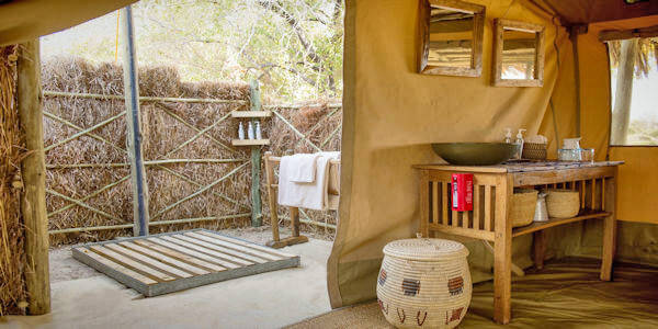 Kigelia Ruaha Camp accommodatie safaritent buitendouche, Ruaha Nationaal Park in Tanzania Kigelia Ruaha Camp accommodatie safaritent buitendouche, Ruaha Nationaal Park in Tanzania