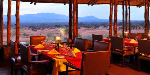 Kilaguni Serena Safari Lodge - Tsavo West Nationaal Park, Kenia Kilaguni Serena Safari Lodge - Tsavo West Nationaal Park, Kenia - Restaurant uitzicht Chyulu Hills