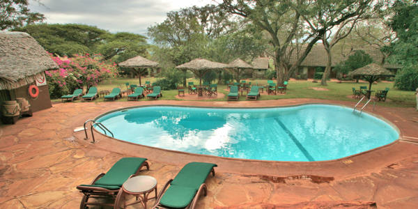 Kilaguni Serena Safari Lodge accommodatie zwembad, Tsavo West Nationaal Park in Kenia Kilaguni Serena Safari Lodge accommodatie zwembad, Tsavo West Nationaal Park in Kenia
