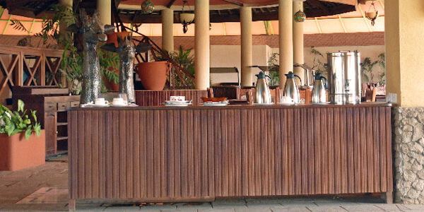 Gemeenschappelijke ruimte met uitzicht op de Mount Kilimanjaro met bar, lounge. Kilima Safari Camp gemeenschappelijke ruimte met uitzicht op de mount kilimanjaro met bar, lounge. Amboseli Nationaal Park in Kenia