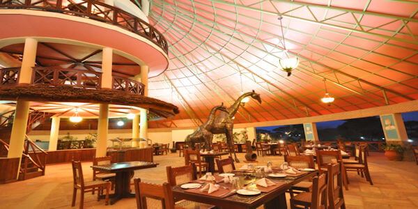 In het restaurant van Kilima Safari Camp worden maaltijden geserveerd in buffet vorm. In het restaurant van Kilima Safari Camp worden maaltijden geserveerd in buffet vorm.