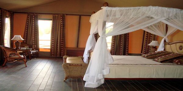 De accommodatie heeft ruime slaapkamers met klamboe en en-suite badkamer. Kilima Safari Camp de accommodatie heeft ruime slaapkamers met klamboe en en-suite badkamer. Amboseli Nationaal Park in Kenia