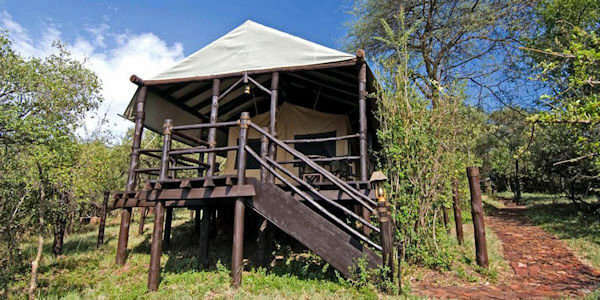 Kirawira Luxury Tented Camp safaritent met veranda, Serengeti Nationaal Park in Tanzania Kirawira Luxury Tented Camp safaritent met veranda, Serengeti Nationaal Park in Tanzania