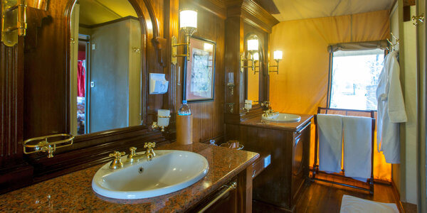 Kirawira Luxury Tented Camp interieur badkamer, Serengeti Nationaal Park in Tanzania Kirawira Luxury Tented Camp interieur badkamer, Serengeti Nationaal Park in Tanzania