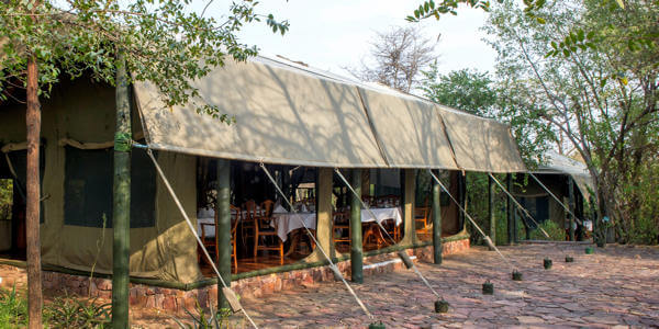Kirawira Luxury Tented Camp accommodatie exterieur lounge, Serengeti Nationaal Park in Tanzania Kirawira Luxury Tented Camp accommodatie exterieur lounge, Serengeti Nationaal Park in Tanzania