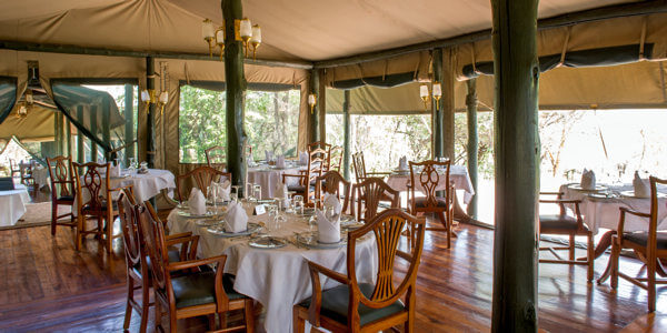 Kirawira Luxury Tented Camp interieur restaurant, Serengeti Nationaal Park in Tanzania Kirawira Luxury Tented Camp interieur restaurant, Serengeti Nationaal Park in Tanzania