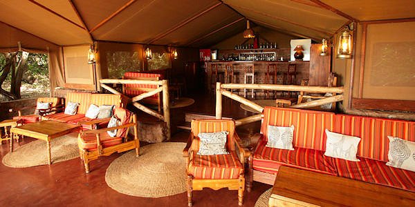 Kirurumu Manyara Lodge accommodatie inrichting lounge en bar, Manyara Nationaal Park in Tanzania Kirurumu Manyara Lodge accommodatie inrichting lounge en bar, Manyara Nationaal Park in Tanzania