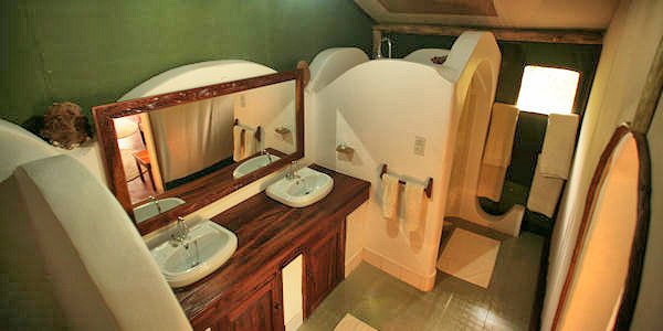 Kirurumu Manyara Lodge accommodatie interieur badkamer, Manyara Nationaal Park in Tanzania Kirurumu Manyara Lodge accommodatie interieur badkamer, Manyara Nationaal Park in Tanzania
