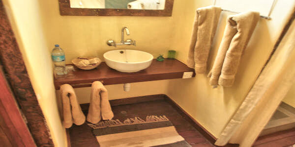 Kisima Ngeda Tented Camp interieur badkamer, Lake Eyasi in Tanzania Kisima Ngeda Tented Camp interieur badkamer, Lake Eyasi in Tanzania