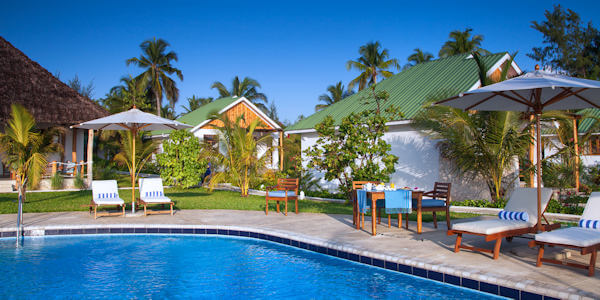 Kisiwa on the Beach accommodatie zwembad nabij restaurant, Zanzibar in Tanzania