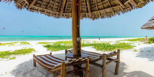 Kisiwa on the Beach schaduwrijke strandbedden, Zanzibar in Tanzania