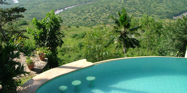 Kutazama Lodge zwembad boven, Shimba Hills Nationaal Park in Kenia
