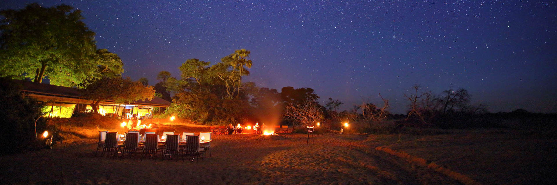 Dineren onder mooie sterrenhemel met magische geluiden uit de bush in Kwihala Camp | Ruaha NP Dineren onder mooie sterrenhemel met magische geluiden uit de bush in Kwihala Camp | Ruaha NP