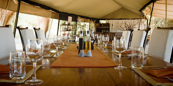 Kwihala Camp accommodatie restaurant, Ruaha Nationaal Park in Tanzania Kwihala Camp accommodatie restaurant, Ruaha Nationaal Park in Tanzania