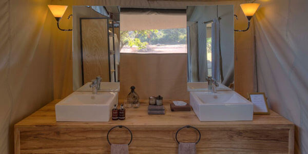 Kwihala Camp accommodatie badkamer interieur, Ruaha Nationaal Park in Tanzania Kwihala Camp accommodatie badkamer interieur, Ruaha Nationaal Park in Tanzania