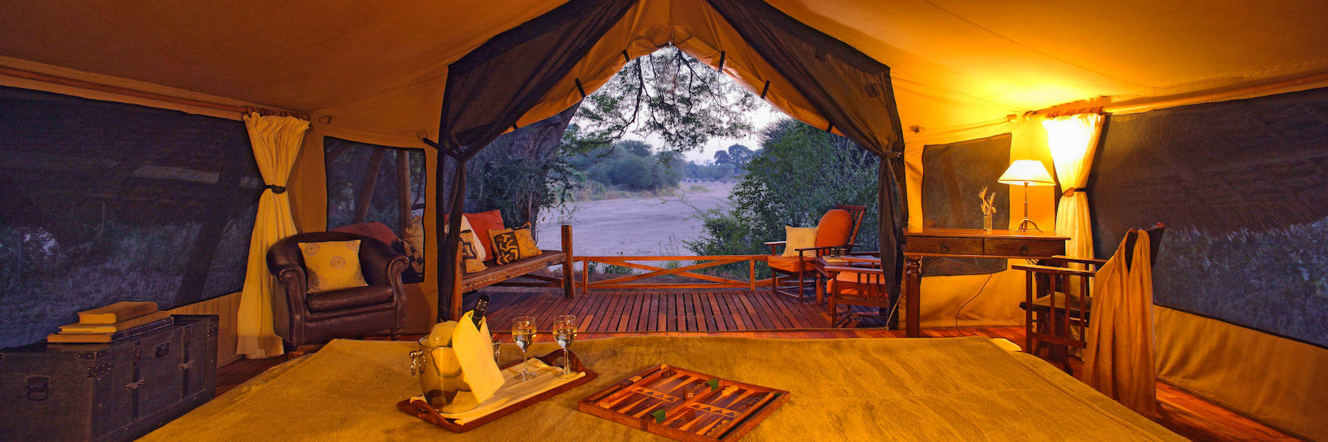 Safaritent uitzicht over de seizoensgebonden Jongomero rivier in Ruaha nationaal park Safaritent uitzicht over de seizoensgebonden Jongomero rivier in Ruaha nationaal park