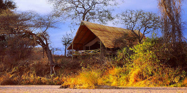 Laba Jongomero Camp safaritent oever rivier, Ruaha Nationaal Park in Tanzania Laba Jongomero Camp safaritent oever rivier, Ruaha Nationaal Park in Tanzania