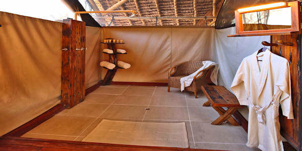 Laba Jongomero Camp accommodatie badkamer interieur, Ruaha Nationaal Park in Tanzania Laba Jongomero Camp accommodatie badkamer interieur, Ruaha Nationaal Park in Tanzania
