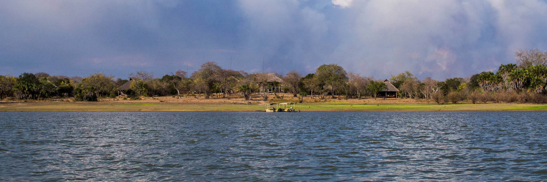 Siwandu Camp kleinschalig safarikamp in Selous reservaat aan de oevers van het Nzerakera meer. Siwandu Camp kleinschalig safarikamp in Selous reservaat aan de oevers van het Nzerakera meer.