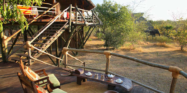 Laba Siwandu Safari Camp lounge en restaurant, Nyerere Nationaal Park in Tanzania Laba Siwandu Safari Camp lounge en restaurant, Nyerere Nationaal Park in Tanzania