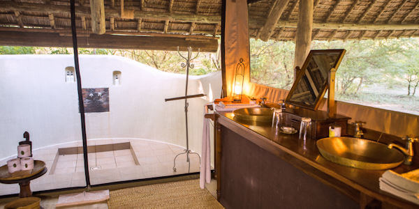 Laba Siwandu Safari Camp accommodatie badkamer met buitendouche, Nyerere Nationaal Park in Tanzania Laba Siwandu Safari Camp accommodatie badkamer met buitendouche, Nyerere Nationaal Park in Tanzania
