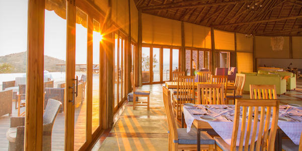 Lahia Tented Lodge restaurant en bar, Serengeti Nationaal Park in Tanzania Lahia Tented Lodge restaurant en bar, Serengeti Nationaal Park in Tanzania