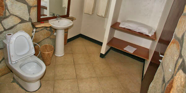 Lake Eyasi Safari Lodge accommodatie interieur badkamer, Lake Eyasi in Tanzania Lake Eyasi Safari Lodge accommodatie interieur badkamer, Lake Eyasi in Tanzania