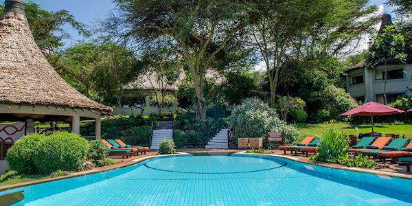 Lake Manyara Serena Lodge verwarmd zwembad met poolbar, Manyara Nationaal Park in Tanzania Lake Manyara Serena Lodge verwarmd zwembad met poolbar, Manyara Nationaal Park in Tanzania