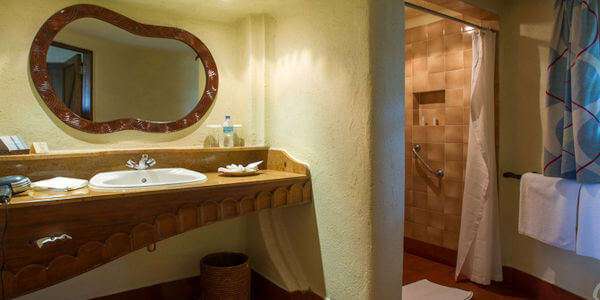 Lake Manyara Serena Lodge accommodatie standaard kamer badkamer, Manyara Nationaal Park in Tanzania Lake Manyara Serena Lodge accommodatie standaard kamer badkamer, Manyara Nationaal Park in Tanzania