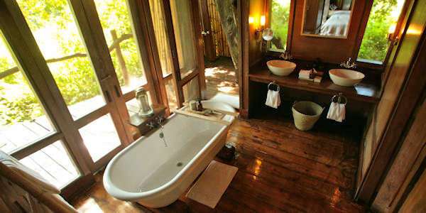 Lake Manyara Tree Lodge accommodatie badkamer suite, Manyara Nationaal Park in Tanzania Lake Manyara Tree Lodge accommodatie badkamer suite, Manyara Nationaal Park in Tanzania